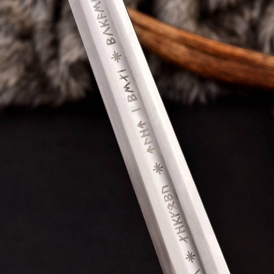 „Handmade Anduril LOTR Sword Replica – Engraved Blade with Wall Mount Display“