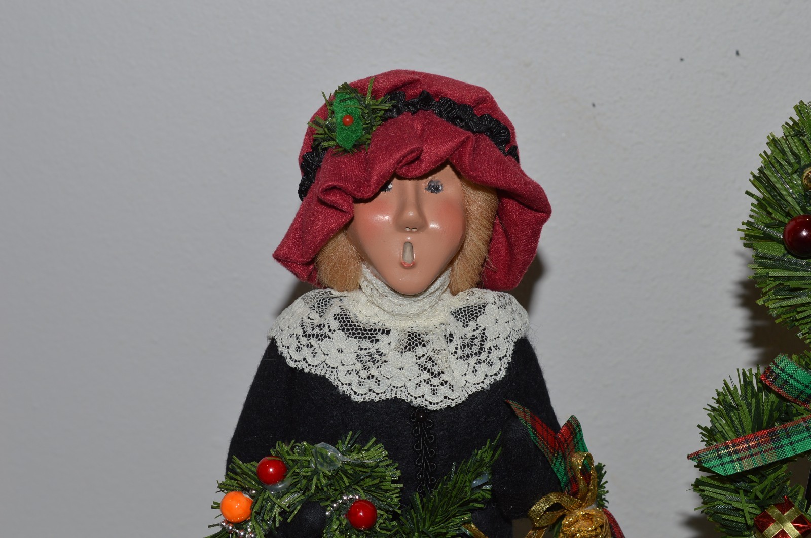 Byers Choice Caroler Woman Selling Christmas Wreaths Vendor With Stand 1997