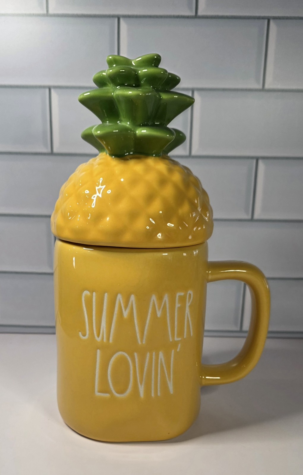 RAE DUNN „SUMMER LOVIN'“ Large Mug With Yellow Pineapple Topper New In Package