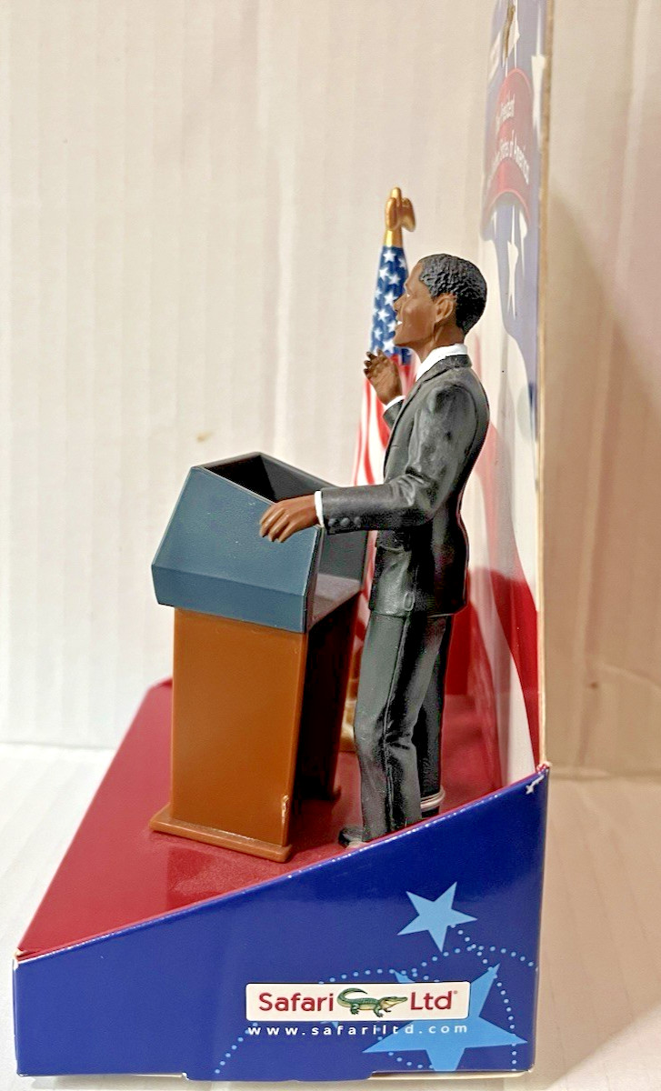 US President BARACK OBAMA Action Figure Set with podium & flag–Safari Ltd.–New