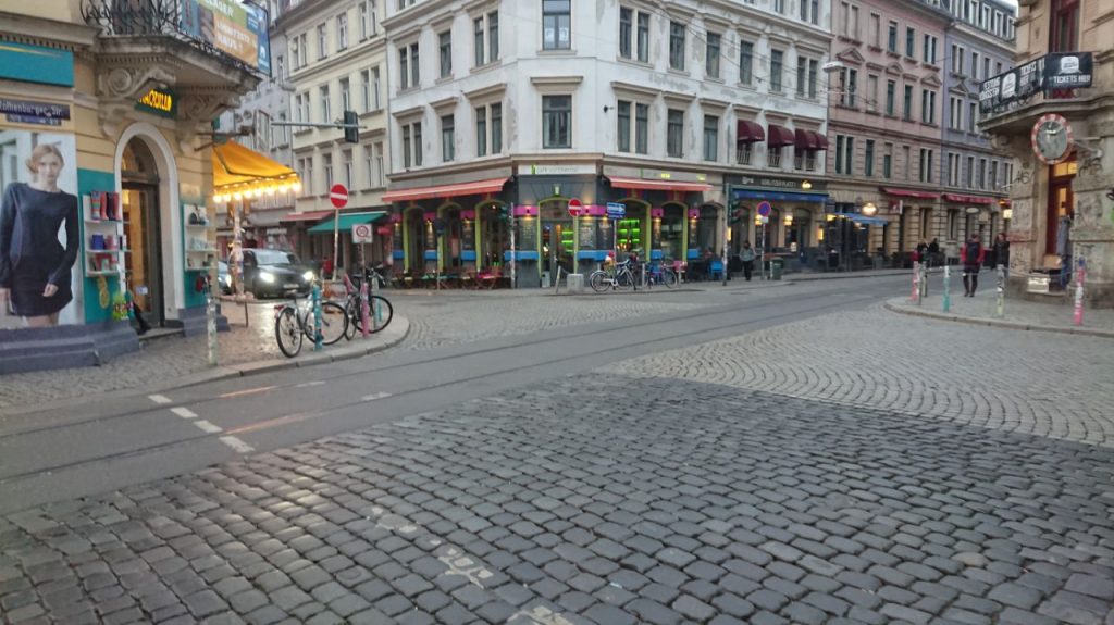 Auf dem Foto sieht man die Ecke Louisenstraße / Rothenburger Straße in der Dresdner Neustadt. Die Ecke wird auch Krawalle, Assi-Eck oder soziale Ecke gennannt..