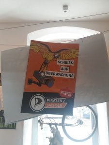 Ein Plakat mit der Aufschrift "Scheiß auf Überwachung"