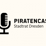 Auf dem Bild sieht man ein Microphon mit der Schrift: Piratencast Stadtrat Dresden