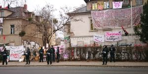 Auf dem Bild sieht man Polizei vor den besetzen Häusern auf der Königsbrücker.